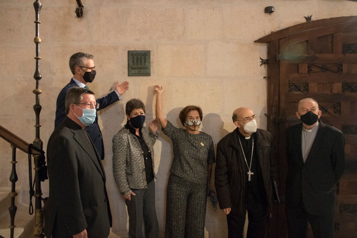 FCirculoBurgos's tweet photo. Hoy hemos celebrado el acto de descubrimiento de la placa al ‘Premio @HispaniaNostra 2020’ concedido al proyecto de ‘Catalogación e informatización del archivo histórico y musical de la Catedral de Burgos’. Seguimos trabajando para conservar nuestro Patrimonio. ¡Gracias! https://t.co/qx5iYddhBO