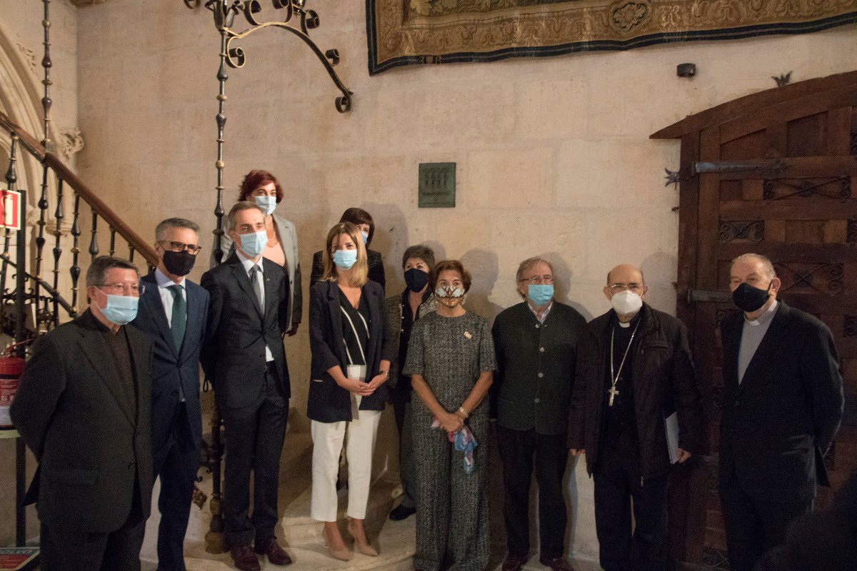 FCirculoBurgos's tweet photo. Hoy hemos celebrado el acto de descubrimiento de la placa al ‘Premio @HispaniaNostra 2020’ concedido al proyecto de ‘Catalogación e informatización del archivo histórico y musical de la Catedral de Burgos’. Seguimos trabajando para conservar nuestro Patrimonio. ¡Gracias! https://t.co/qx5iYddhBO