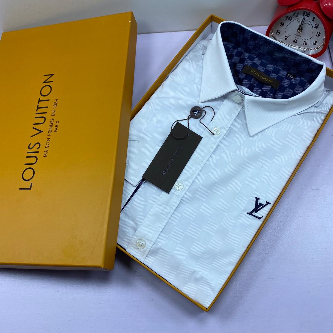 Designer shirt for my handsome clients.. You know I got you?Price 17,500All sizesDM/Whatsapp  http://wa.me/2347067033552 