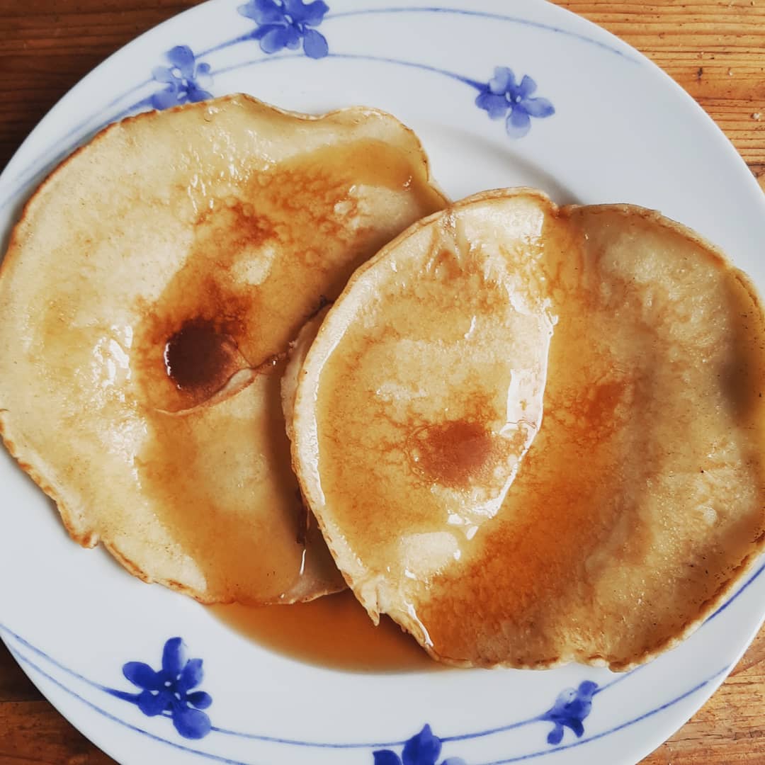 clouds_walking's tweet photo. Freitags-(P)fannkuchen. 😁 Für die Mama gab es sie mit Quark und Roter Grütze, für mich simpel mit Ahornsirup.
#cookingformom👵🍽 #foodstagram #Foodblogger #lecker☺️ #yummy😋 #einfachaberlecker☺️ #takingcareofmom #pflegendeangehörige #foodie #foodiesofinstagram #pancakes🥞 https://t.co/FH4wXSQznV