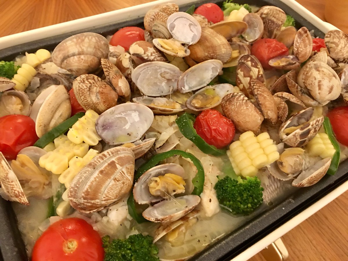 kawataru_j's tweet photo. 【アクアパッツァ】
オリーブオイル、白ワイン、大蒜、玉葱、塩胡椒、鯛、浅蜊🐚、プチトマト🍅、ピーマン、ホワイトコーン🌽、ブロッコリー🥦で"アクアパッツァ"を作りました😊✌️✨
#acquapazza #hotplate #cookware #cookingutensil #cooking #cookingathome #アクアパッツァ #男めし #家庭料理 https://t.co/fKBVoSfFaX