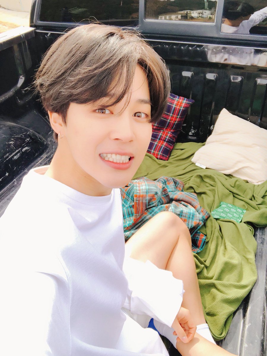 Jimin as a best friend you travel the world with; a thread