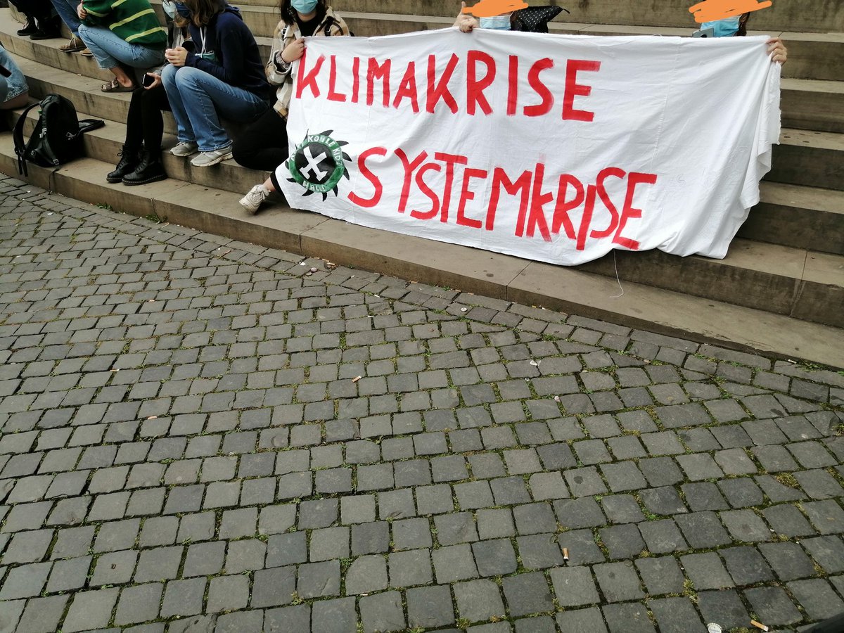 fffhalle's tweet photo. Wir sind gemeinsam mit 1000 Menschen gerade auf der Zwischenkundgebung am Leipziger Turm.

Gemeinsam für Klimagerechtigkeit📢
#Klimastreik #FridaysForFuture https://t.co/v9Wacy5poU
