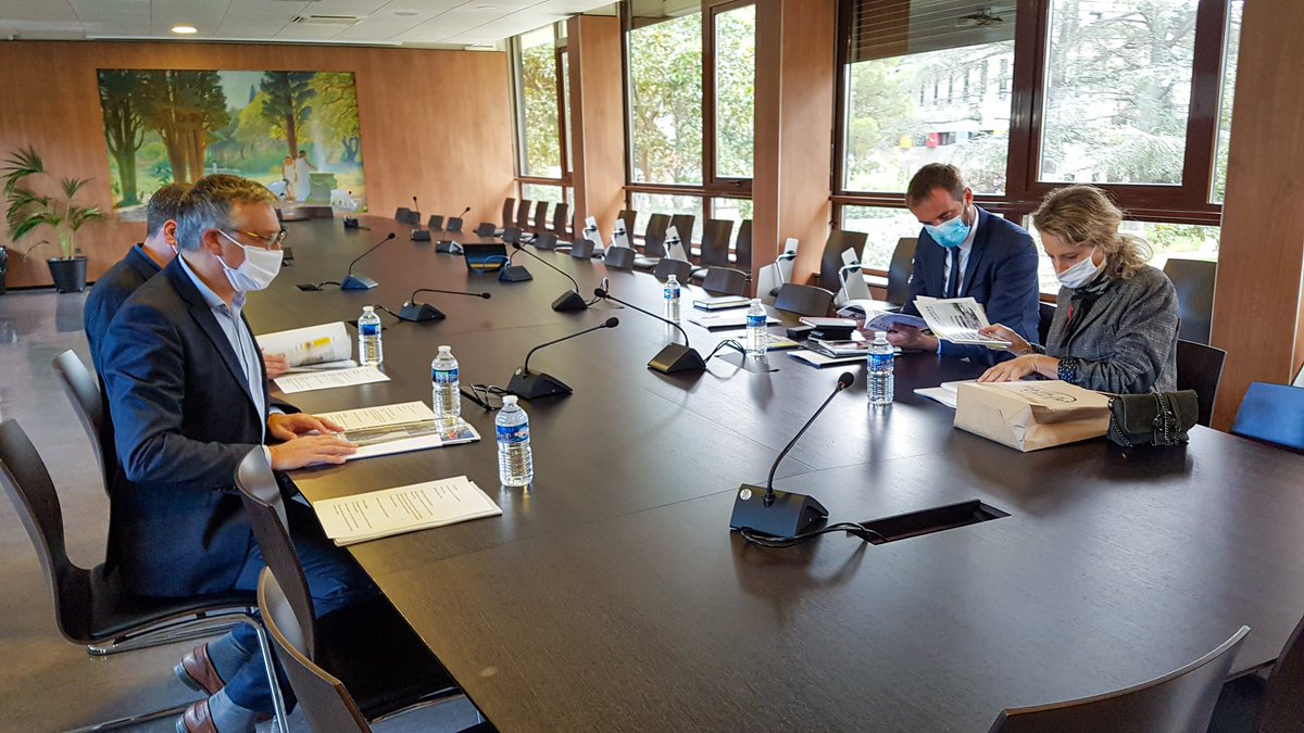 univpaulvalery's tweet photo. Le Maire de #Montpellier présent aujourd'hui à l'@univpaulvalery.
Au programme : visite des réalisations sur le campus, suivie d'une réunion de travail sur les possibilités de partenariats/projets.
#PatrickGILLI @MDelafosse @florence_brau @montpellier_ @montpellier3m https://t.co/tEAjZhD0cq