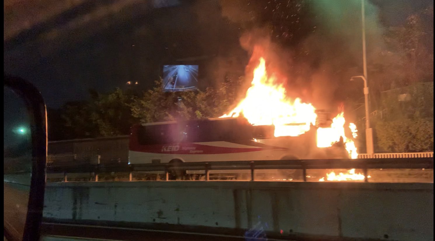 中央道の深大寺バス停の車両火災の現場画像