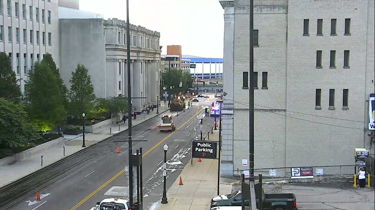 WeMoveCincy's tweet photo. Downtown, Sept. 25: Paving crews getting started on Broadway at 4th. Moving northward to Eggleston Ave. Crews continue work Saturday and Monday, paving 5th from Elm to Pike, and on Pike b/w 3rd and 5th. No on-street parking. Expect brief, intermittent delays. @prusconstruct https://t.co/kyRjBu4yvX