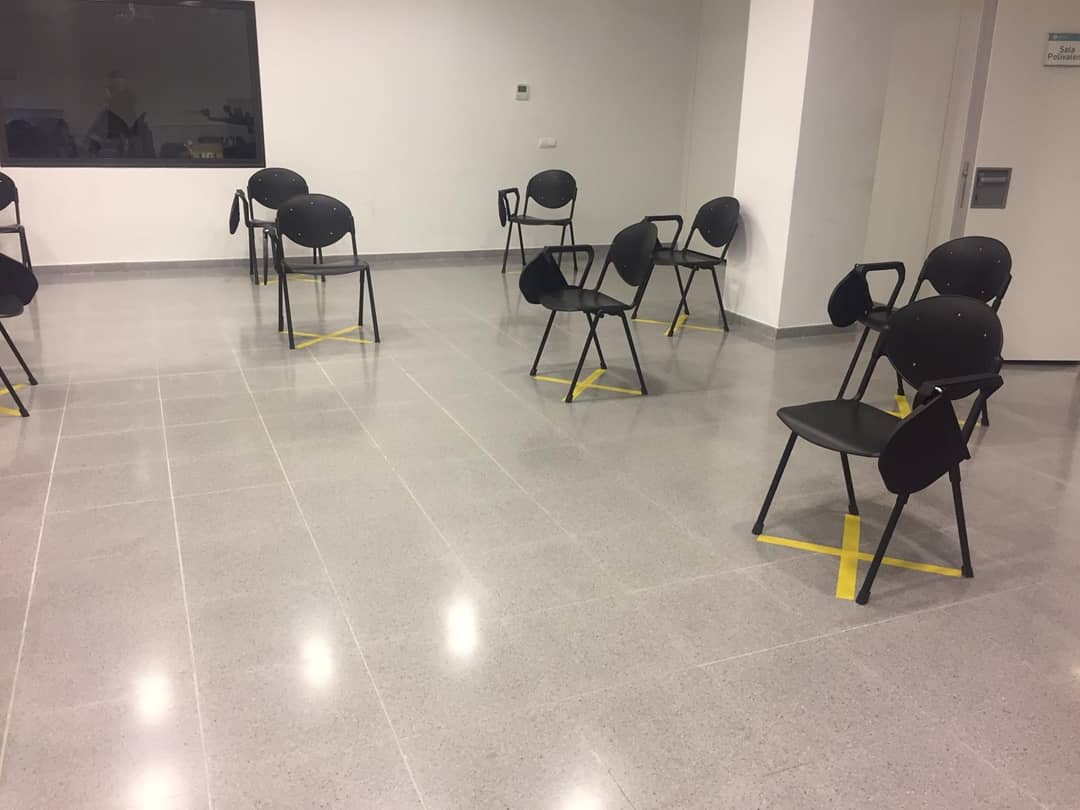 Txaumell's tweet photo. Projecte Mínim Viable d'"Aprendre perillosament". De la mà de set artistes contemporànies i del llibre de @GemmaPasqual mirarem de superar un repte: impedir que inhabilitin l'aula. #e2cast20 #ArtThinking #actitudlúdica #EE55 #itinerarisartístics https://t.co/pa0JA6NFfD