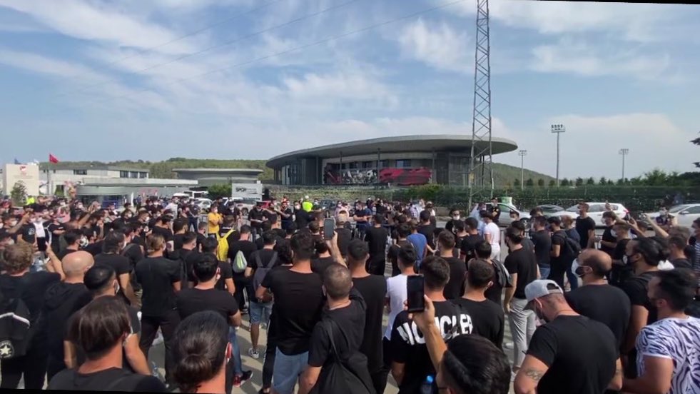 Yaklaşık 70.000 Futbol Emekçisi pandemiden dolayı, futbol oynayamıyor, işlerini yapamıyor.

Amatör Ligler ve BAL Ligi maçları için karar Ekim sonuna ertelendi.

Türk futboluna emek verenler için bu kararın yeniden gözden geçirilmesini istiyoruz. #AmatörYüreklerRivada

#ultrAslan