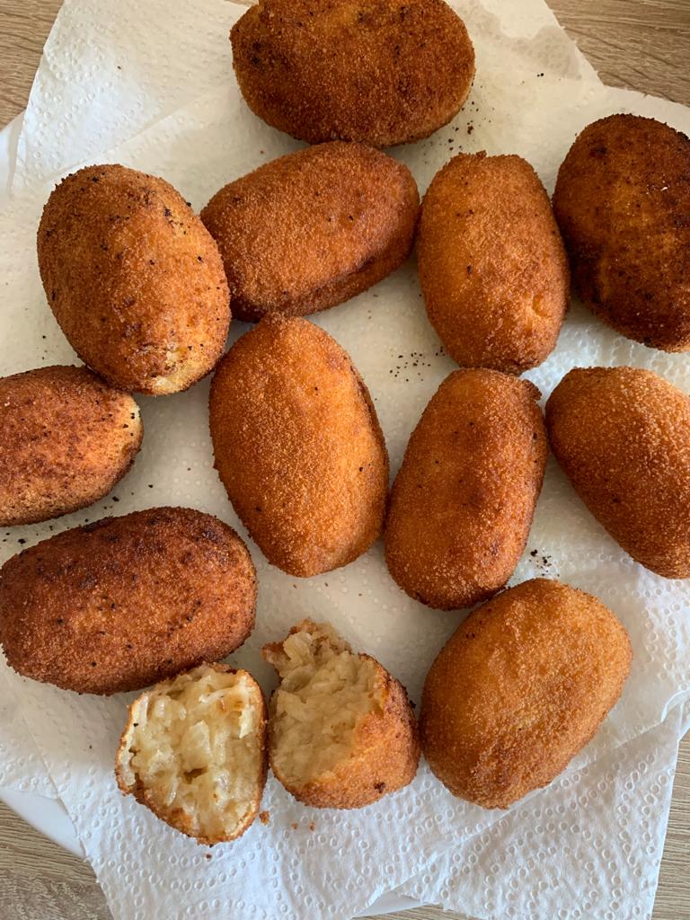 luciavv_'s tweet photo. hoy hemos hecho croquetas de queso de cabra y cebolla caramelizada 💛 https://t.co/YeUqjKH7vb