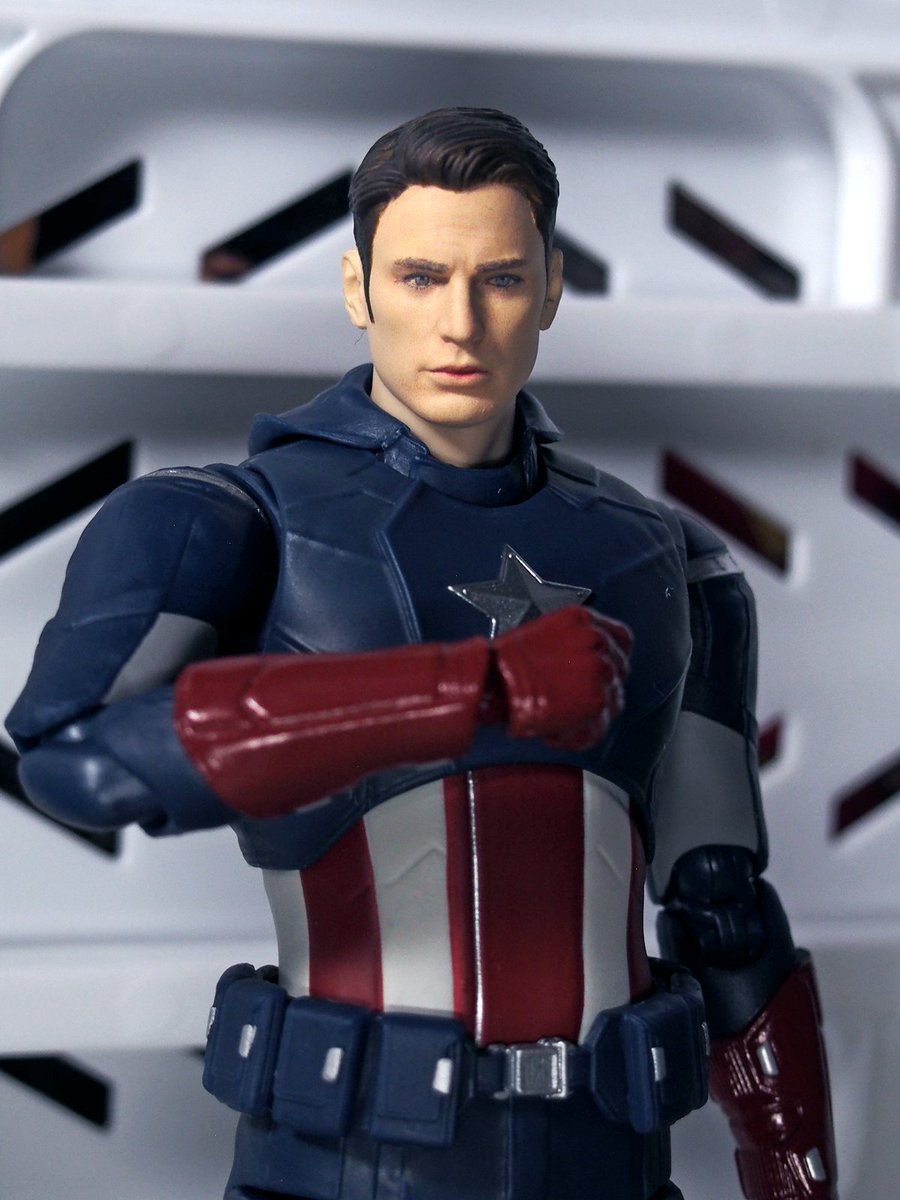 トコ口シアン フィギュアーツ キャプテンアメリカ 12 アベンジャーズ 6度目の正直で過去一番クリス エヴァンスしてる シビル ウォー版のヘッドは並ぶとスタントマンだなこれ 体も最初のaou版からぐっと自然なガッチリ体形になってこれは良いものだ