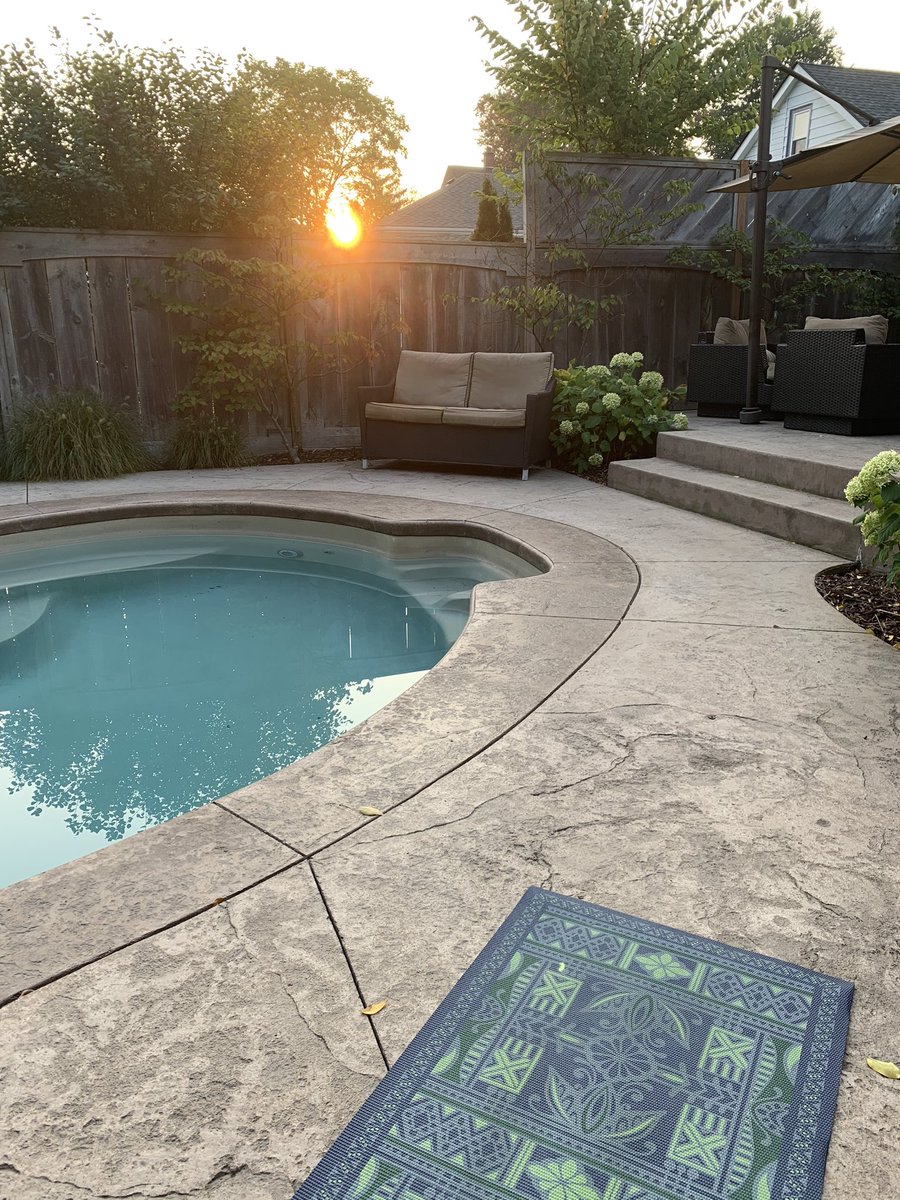 kclarke's tweet photo. Sunrise power yoga at 10.5C w 200 push-ups gets the blood flowing. BUT nothing starts my day better than matching my mat. #matchy #sunriseyoga #pushupqueen #fridayfire https://t.co/2sjrZDR5Ek