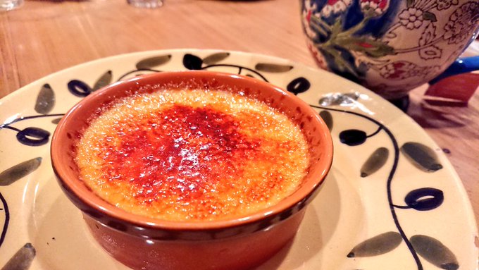 あぶりたてのクリームブリュレ、カラメルがアンティークみたいに深くて華やぎのある色味で、見つめてるだけで目から文化を摂取できちゃうようだょ……ハーブティが入ったティーカップのお花の模様も素敵です。彩度もコントラストも高い色味なのに、落ち着いた空間のなかしっくりなじんで様になる…… 