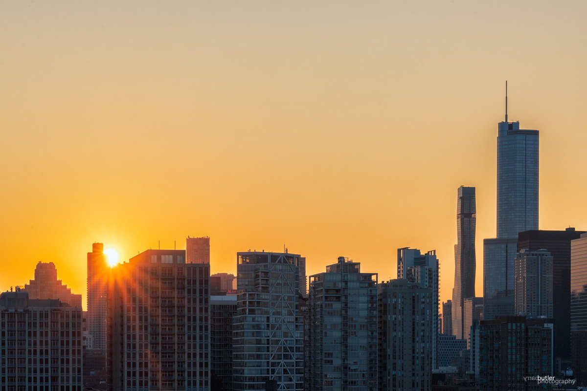 barrybutler9's tweet photo. Orange you glad it's Friday.   This morning's sunrise with clear skies (and less wildfire smoke) in Chicago.  #weather #chicago #ilwx #news https://t.co/XJgZTDqjiL