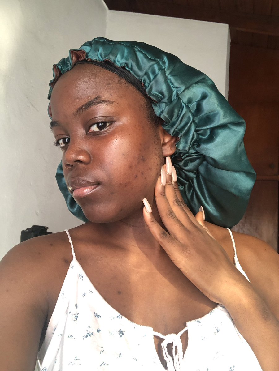 My skin is a scammer in photos tbh. It has the ability to without makeup absorb light and look like everything is fine. Peep the difference. (Also this is my skin after 2 weeks of this product structure) my bump situation and dark spots have actually gotten a bit better.