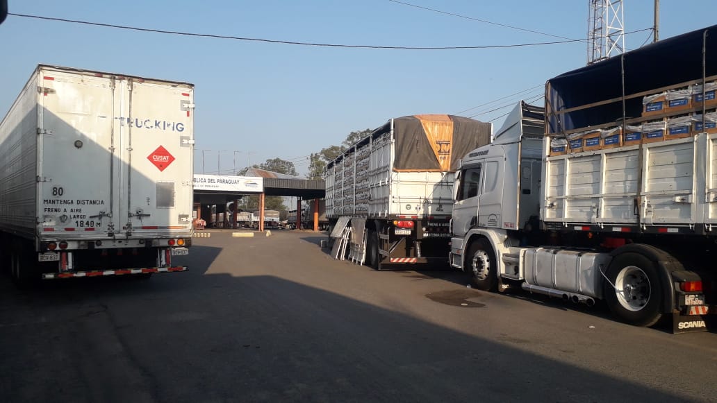 gerovpz's tweet photo. Argentina bloqueando el tránsito de 700 camiones paraguayos, muchos llevando carne premium a Chile. El gobierno se niega a abrir las rutas. No contento con fundir su país, Alberto Fernández ahora quiere transmitir su enfermedad a los vecinos. https://t.co/AaXjsThXfH