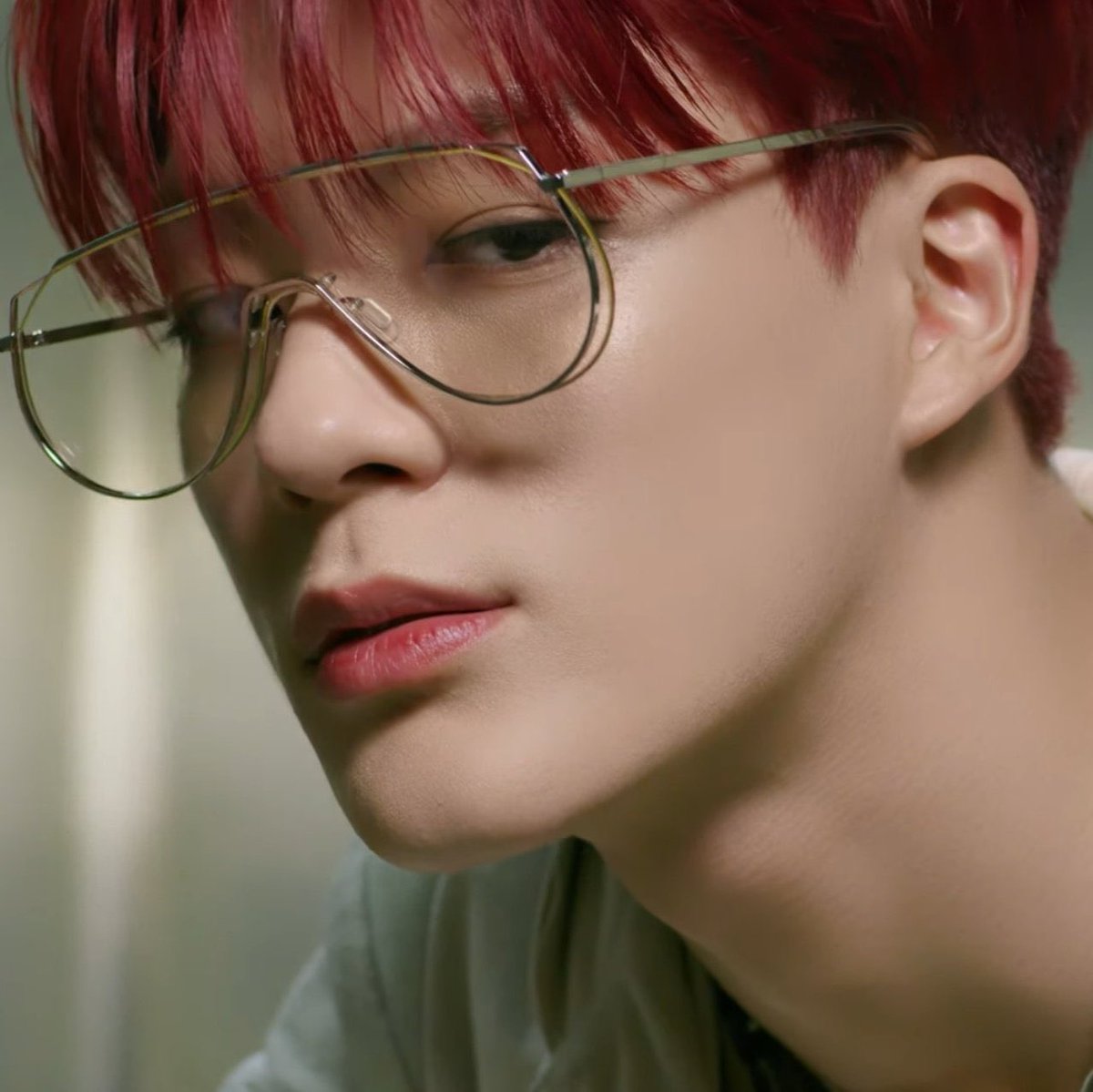 ขนลุกมาก วิเคราะห์ทีเซอร์โน่เหรินนะ การที่สองคนนี้ใส่แว่นอยู่สองคนก็ดูมีอะไรแล้วใช่ป้ะ แล้วพีคสุดคือการที่น้องอินจุนใส่แว่นเหลี่ยมๆตรงมุมสื่อถึงความสัมพันธ์ที่พิเศษกับเพื่อนคนนั้น ละที่พีคกว่านั้นคือเจโน่ใส่แว่นโค้งๆเหมือนแว่นดำน้ำ คือชัดมาก นั่นแปลว่าเจโน่ชอบอินจุนจริงๆ โคตรสุด