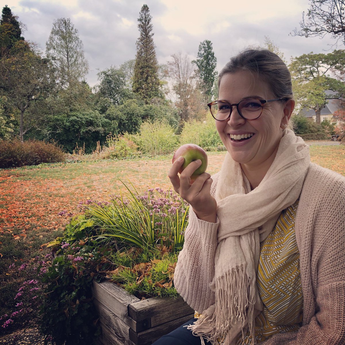 hsgeisenheim's tweet image. Weniger #Karies durch mehr #Polyphenole! Während unsere Kollegin genüsslich auf dem Campus in einen #Geisenheimer #Apfel der Sorte Wellant beißt, forschen die Kollegen des Instituts f. #Getränkeforschung auch am heutigen #TagDerZahngesundheit zu diesem Thema an einem FEI-Projekt.