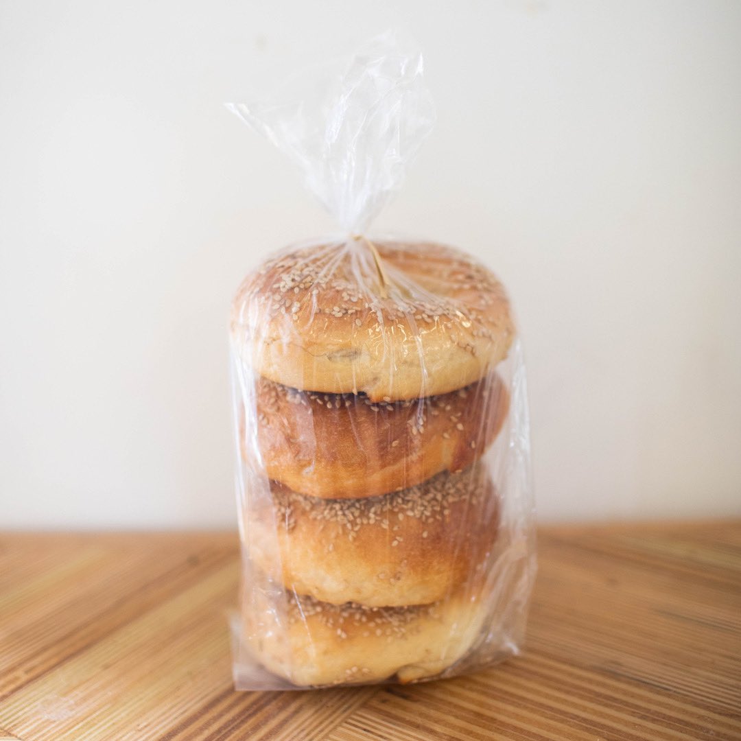 Come get a bag o bagels for the weekend for only $6! They’re available in all 3 flavors 🥯🥯🥯 Our new sesame bagels for Autumn are the bomb 🔥
⠀⠀⠀⠀⠀⠀⠀⠀⠀
#caminobakeryws #wsnc