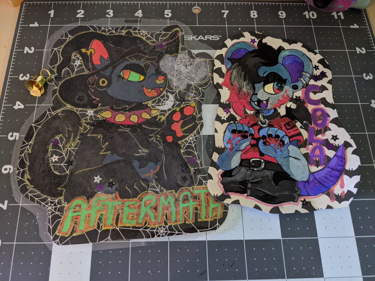 steamedmilky's tweet image. Halloween/fall badges open! 

These waist up badges will be $65; if anyone is interested in full body they will be $80

I have lots of cute goodies including glitter, sequins, metallic pens, and BELLS!

I'll take 5 of these; please dm or comment to claim!