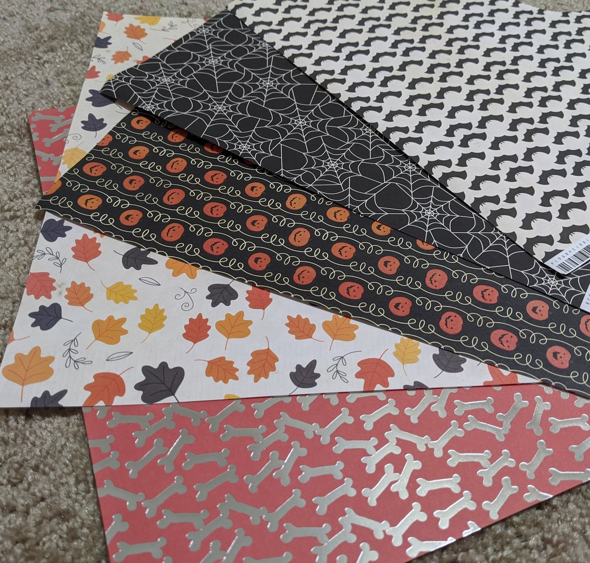 steamedmilky's tweet image. Halloween/fall badges open! 

These waist up badges will be $65; if anyone is interested in full body they will be $80

I have lots of cute goodies including glitter, sequins, metallic pens, and BELLS!

I'll take 5 of these; please dm or comment to claim!