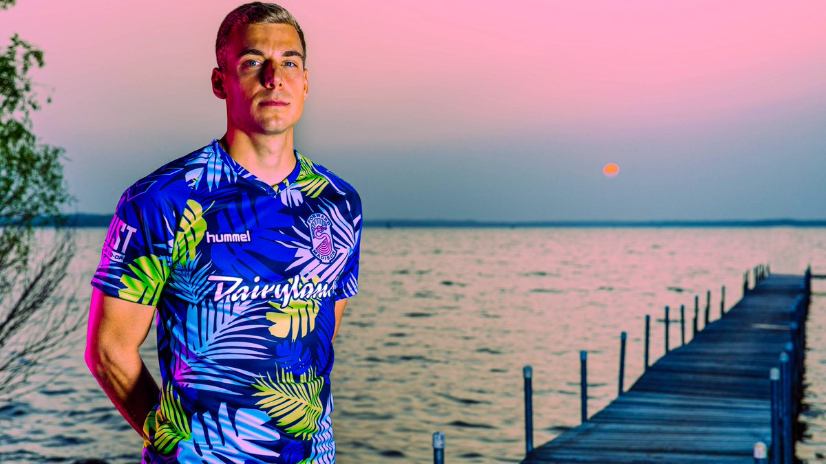 If life's a beach, catch us playing in the sand. 🦩🏖️
Introducing our new goalkeeper jersey: The Tropical Kit! 🌴 https://t.co/Pyc5yFRRn5