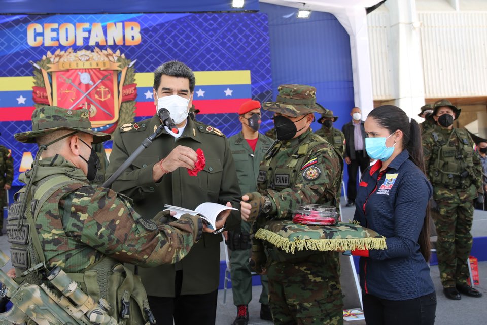 #25Sep|| Generando Doctrina para del desarrollo de la FANB, Nuestro Presidente y CJ de la #FANB @NicolasMaduro, bautizó libro “Venezuela Potencia, Paz y Seguridad Multidimensional” de la autoría del Cmdte #CEOFANB AJ @CeballosIchaso.
#15AniversarioCEOFANB #VenezuelaGarantiaDDHH https://t.co/0uTlQne27I