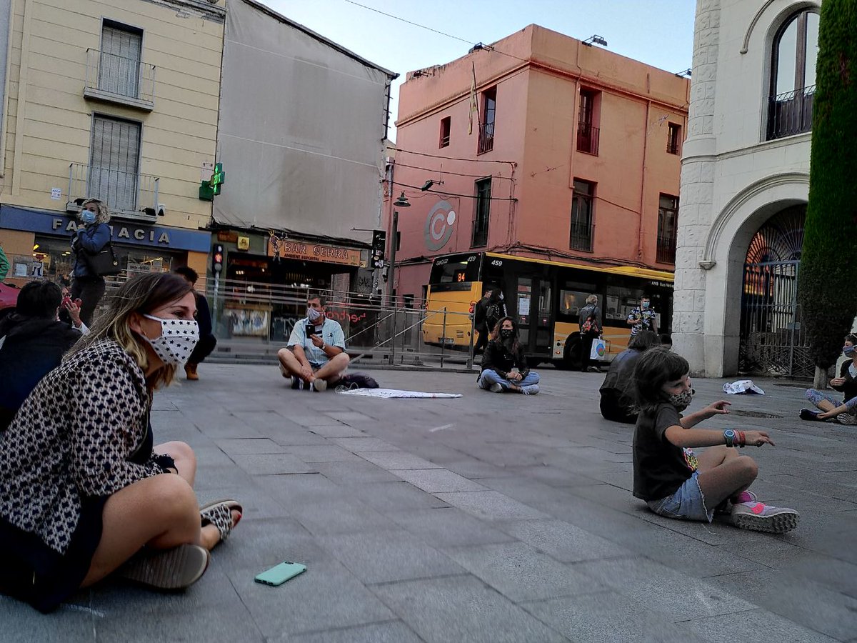 🌱Asseguda pel clima organitzada per Fridays For Future a la Plaça de la Vila de #Badalona en el marc de la jornada de mobilitzacions global. Hem de garantir la salut del medi i les persones, hem de garantir el futur!