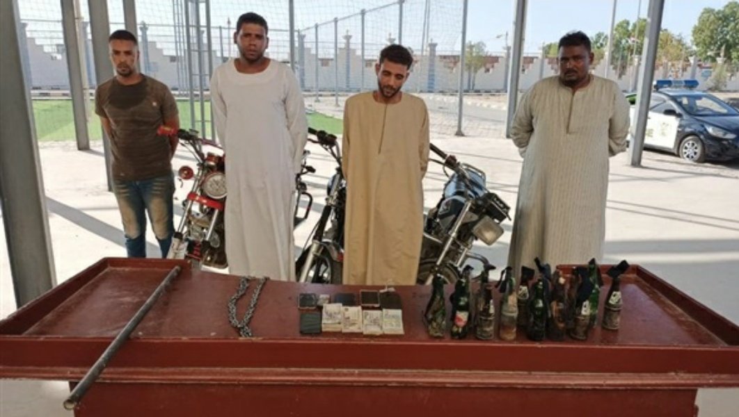 القبض علي 4أشخاص بحوزتهم عدد من زجاجات المولوتوف لمحاولة إثارة الشغب بالأقصر
#الاخوان_كذبه_وانتهت
#محدش_نزل
#مصر_كلها_معاك_ياسيسي