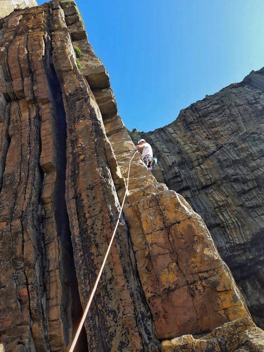 So good to enjoy a day of #tradclimbing on #baggypoint last week in the #sunshine with Abi Last sunny and warm climb of the year?

#climbing #rockclimbing #sportclimbing #climbingphotography #climbingphotosofinstagram <a href="/dmmclimbing/">DMM</a> <a href="/fivetenuk/">Five Ten</a> #devon