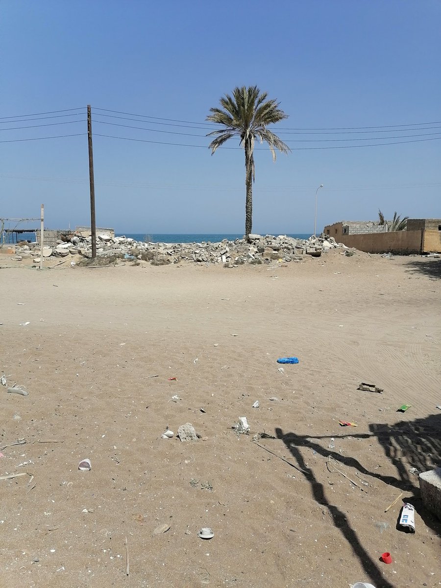 معالي وزير الإسكان والتخطيط العمراني الموقر
نتمنى من معاليك الأبقاء على القائمين على مشروع طريق الباطنة الساحلي
لأن فية قضايا في المحاكم وفية قضايا سترفع
المواطنين يبحثون عن حقوقهم
أما حقوق الدولة المنهوبة في هذا المشروع
فأنت مسؤول عن أسترجاعها أمام الله
وأمام جلالة السلطان