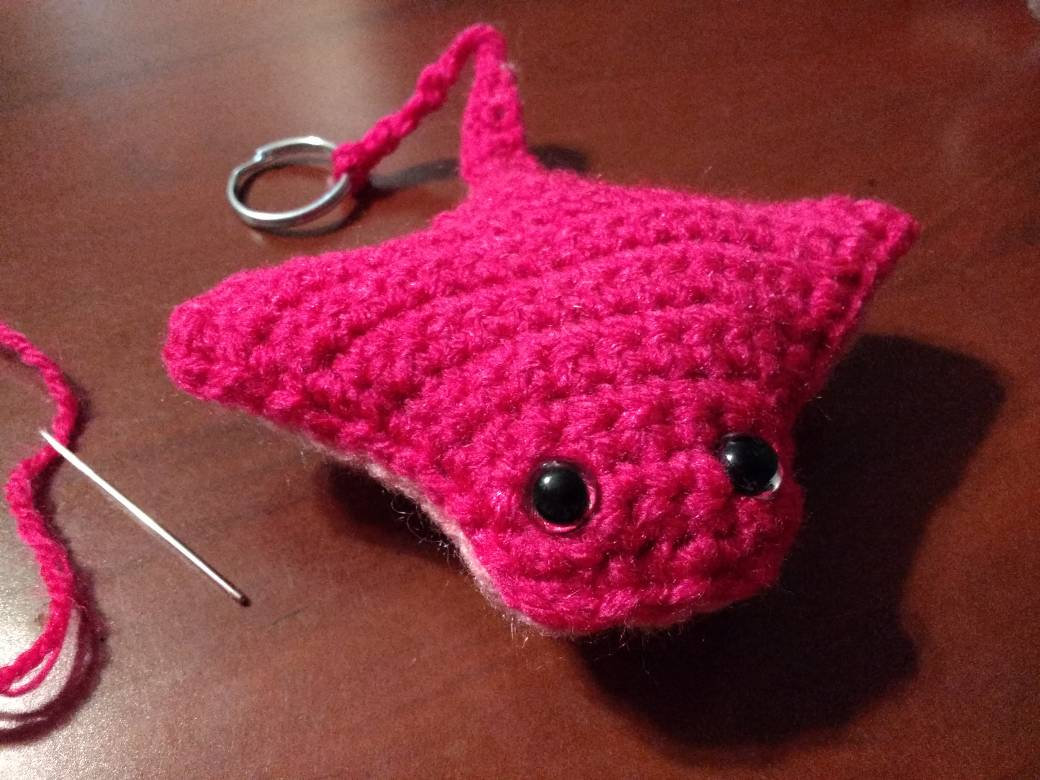 LuciArmstrong12's tweet photo. Sting Ray Backpack Buddy https://t.co/oIS6BYDGX3 #keychain #backpackbuddy #bagaccessory #stingray #ray #oceananimal #animal #ocean #tropic #MadeByHand #crochet #lovecrochet https://t.co/XsOCQX81P9