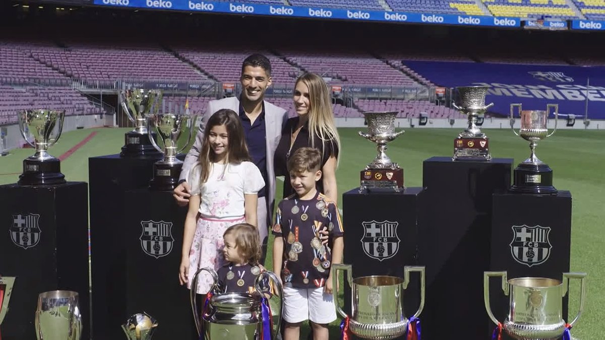 🇺🇾🔫9⃣ Les coulisses de la cérémonie de départ de @LuisSuarez9
La vidéo complète 👉 https://t.co/2tsu8QippO #9raciasLuis https://t.co/cG9pFU8y3y