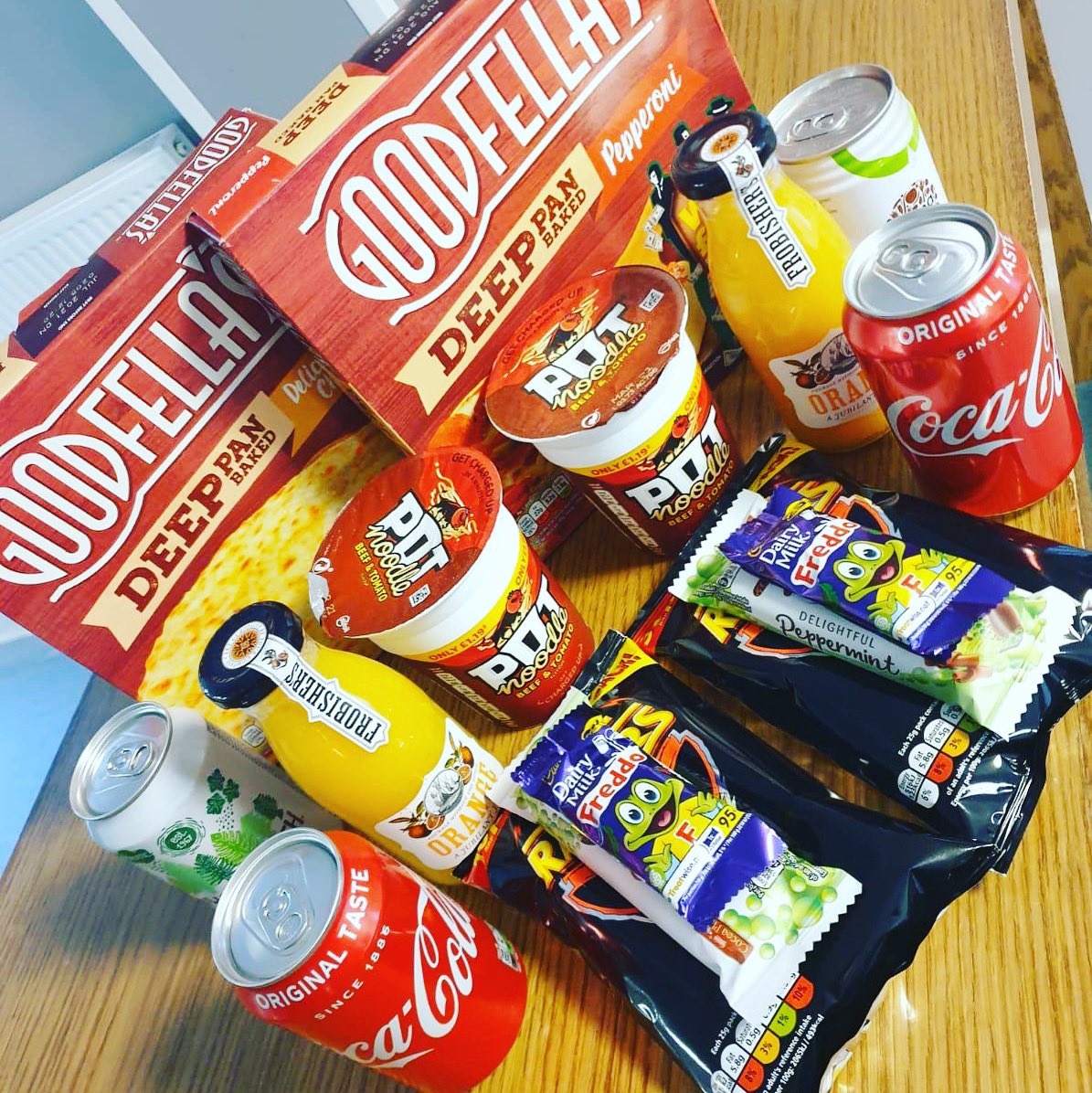 We hope you loved the food delivery today courtesy of the Res Life &amp; Catering team! Get together with your new flatmates and enjoy a bite to eat as you get to know each other and join some of the online events that we suggested within today’s newsletter #uwsreslife #HereToHelp