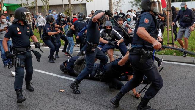 carnecrudaradio's tweet photo. En Núñez de Balboa protestaban para saltarse el confinamiento. En Vallecas por la Sanidad pública. En Núñez de Balboa ni un antidisturbio. En Vallecas, todos. En Núñez de Balboa, dialogando con la gente. En Vallecas, reventándolos a golpes. Que sí, que no hay clases. https://t.co/2v8cXEDVFw