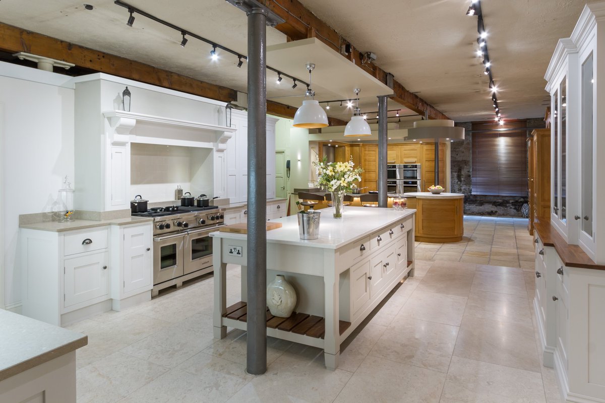 SimpsonsColne's tweet photo. Wishing everyone a great weekend.
We're open tomorrow (Saturday) 12.30-4pm. No need to make an appointment - call in to see our fabulous large showroom. With over 17 different roomsets we've got all your #kitchen #bathroom #bedroom #avrooms #bootrooms #dressingrooms covered! https://t.co/7mqdUH0QZV