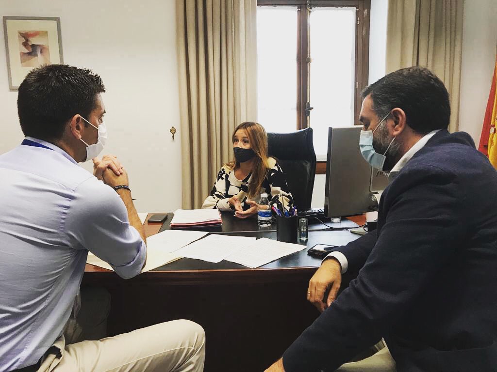 nicadichiara's tweet photo. Hoy @PedroMadroal nos ha visitado en el @ParlamentoAnd para contarnos que el gobierno de Moreno Bonilla sigue incumpliendo con su pueblo, Mairena del Alcor, al no abrir el CARE para prestar el servicio público para el que se construyó. Exigiremos que se abra urgentemente. https://t.co/tBAoZKJGKB
