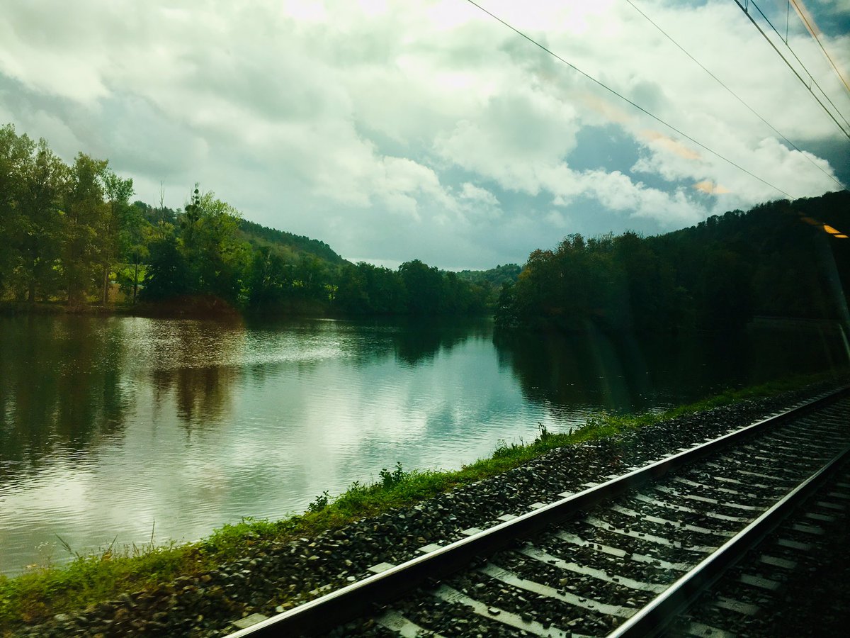 laventureduquai's tweet photo. [Par la fenêtre du train 🚊]
Entre Dinant et Namur 🇧🇪
#trainwithaview #trainwindowview #viewfrommywindow #dansletrain 
avec la @SNCB 🚊 https://t.co/EYf6kWO77K