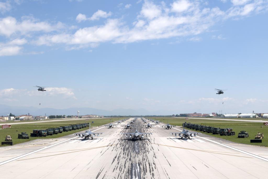 WeAre_AirForce's tweet photo. The @usairforce squad rolls deep 💪 #FridayFeeling #SquadGoals https://t.co/6Pe7eRq8oX