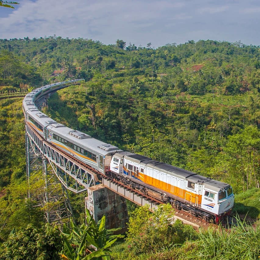 1. Naik kereta ajaSebelum pandemi, yang namanya ke Bandung itu suka macet banget. Daripada stres, mending naik kereta. Bisa nyantai, ke toiletnya gampang, turunnya pun langsung di pusat kota.Ohiya, pesen kereta yang pagi ya biar bisa ngeliat pemandangan seger bumi Priangan.