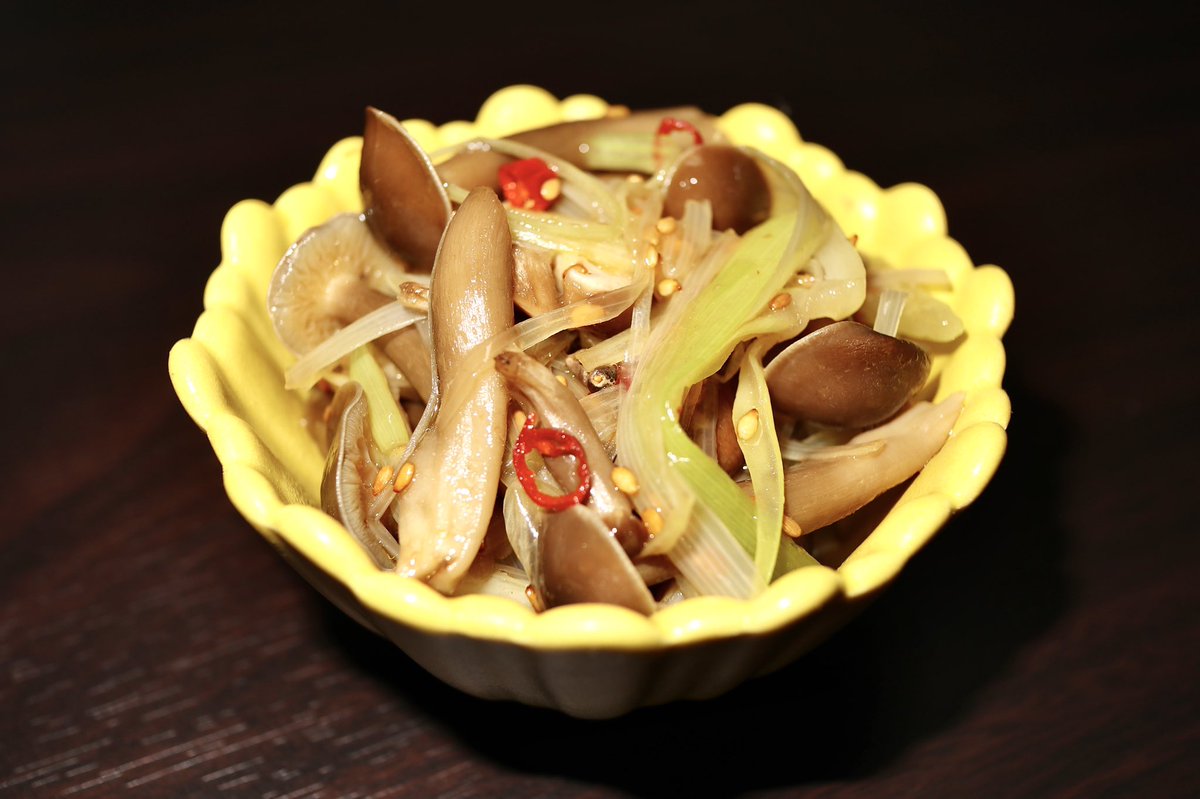 ツキウタ 公式 En Twitter きのこナムル はたけしめじと椎茸をレンジで3分ほど加熱 ねぎを１分加熱 きのことねぎにごま油と醤油を適当に掛けて混ぜる お好みで炒りごまや唐辛子を入れる 他のきのこでも美味しいですし ニラやにんじん もやしを入れても