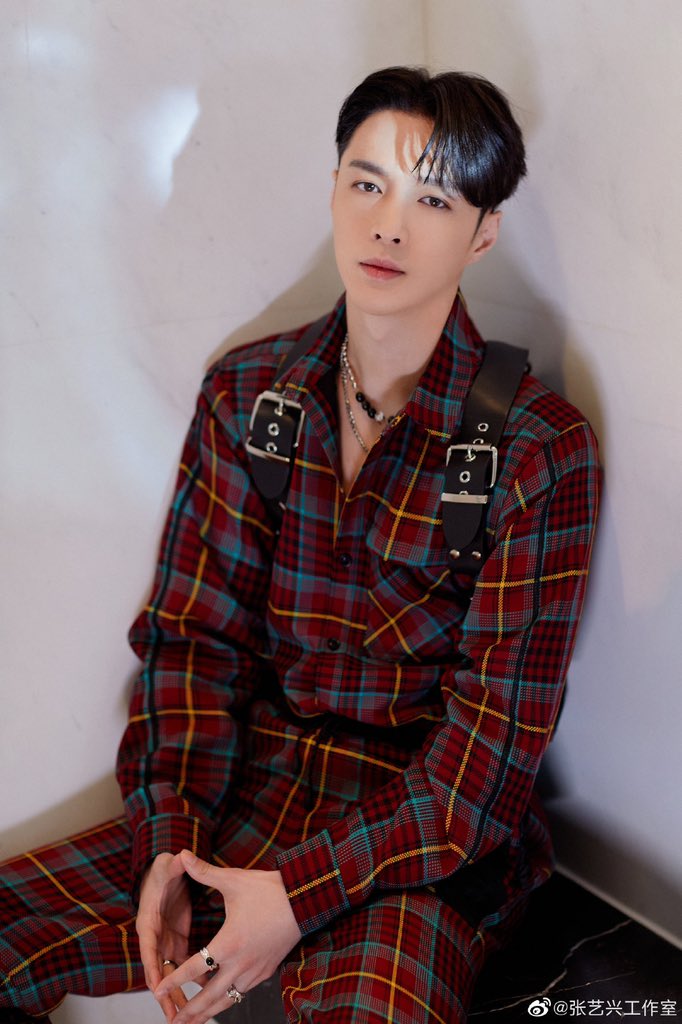 WWEXOL's tweet photo. [OFFICIAL] 1/2 Lay Studio Weibo Update - #LAY

"Your glance must be fierce. The school-style red flannel can’t even cover the satan-like aura.

🔗https://t.co/kyUX4mbzQr

#레이 #엑소 #EXO @weareoneEXO @layzhang https://t.co/SrPeC4Anw1