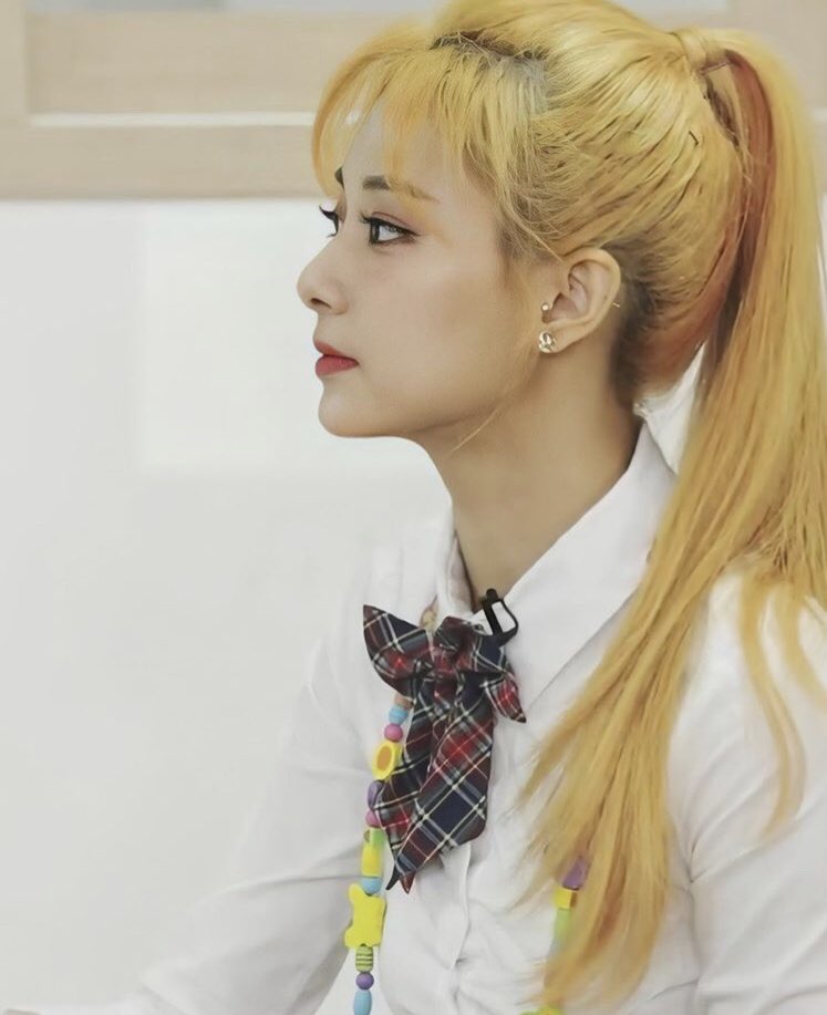 こんな奇抜な髪色でも似合ってしまうし可愛いという感想しか出てこないから顔が整ってるって本当に凄いなと思うよ T Co Cnyvqlavfp Twitter