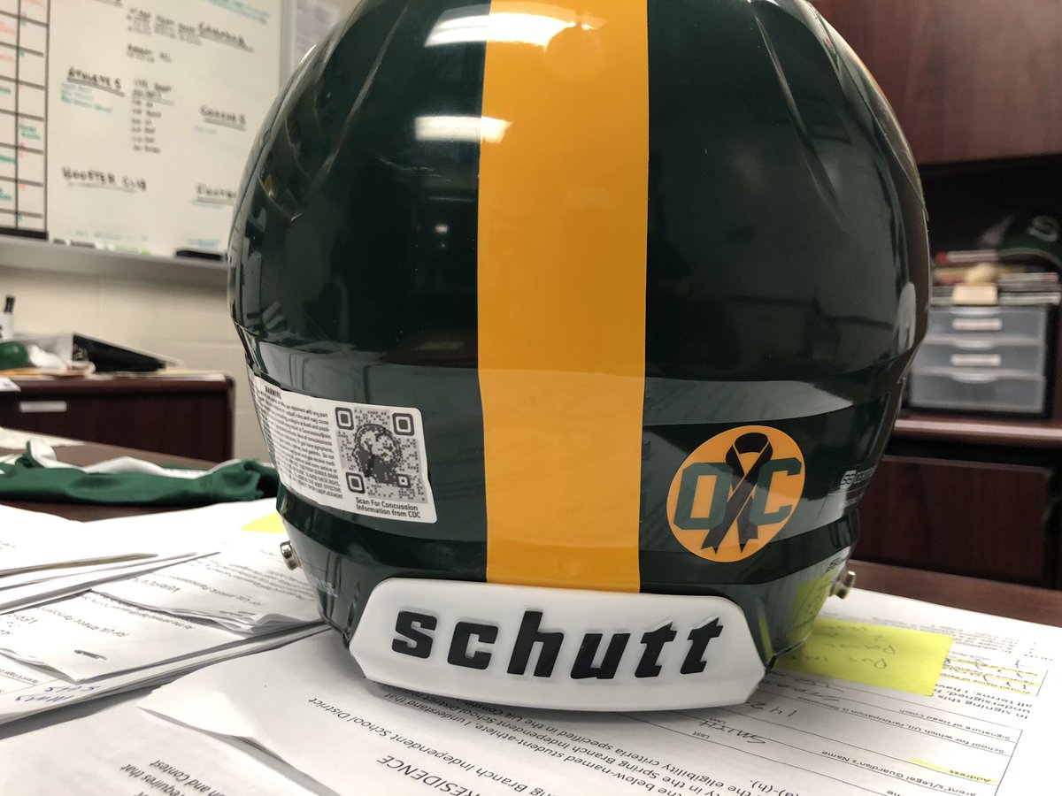 FourtoTwo's tweet image. Honoring the great Coach Oscar Cripps with the historic gold. Thx to current SHS staff for the deserving honor.