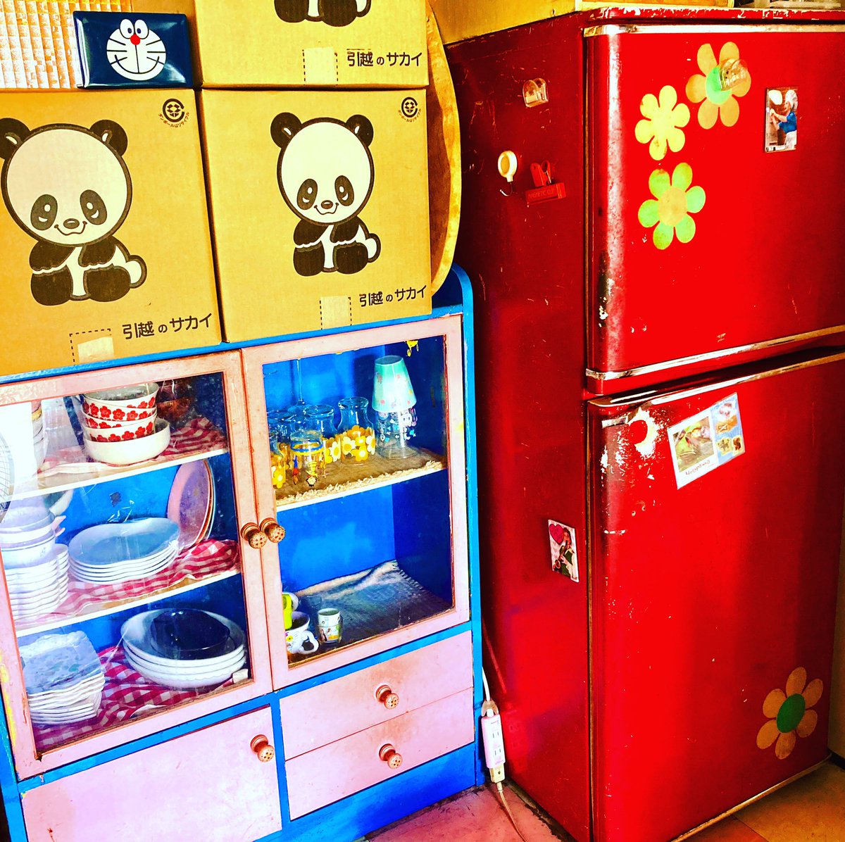 ピチコ舎 Pa Twitter 食器棚リメイクしました 夫にガラスを割られてしまったので そこも考えなくちゃだけど とりあえずは完成 結構粗があるけど 充分満足 可愛い可愛い 2枚目の画像がビフォーです 家具 食器棚 リメイク リメイク家具 レトロポップ