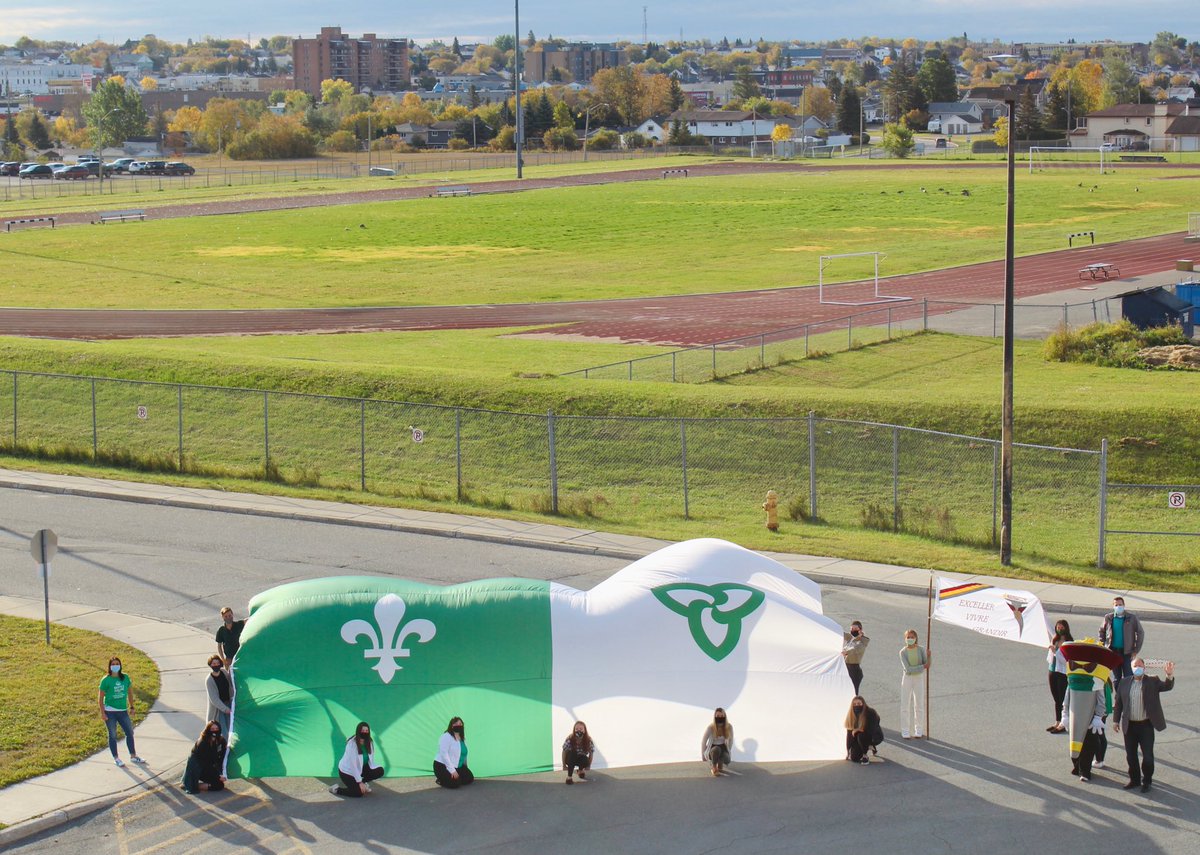 ESCTHERIAULT's tweet image. Journée du drapeau franco à l’#ESCT #francofierté @CSCDGR #flammes