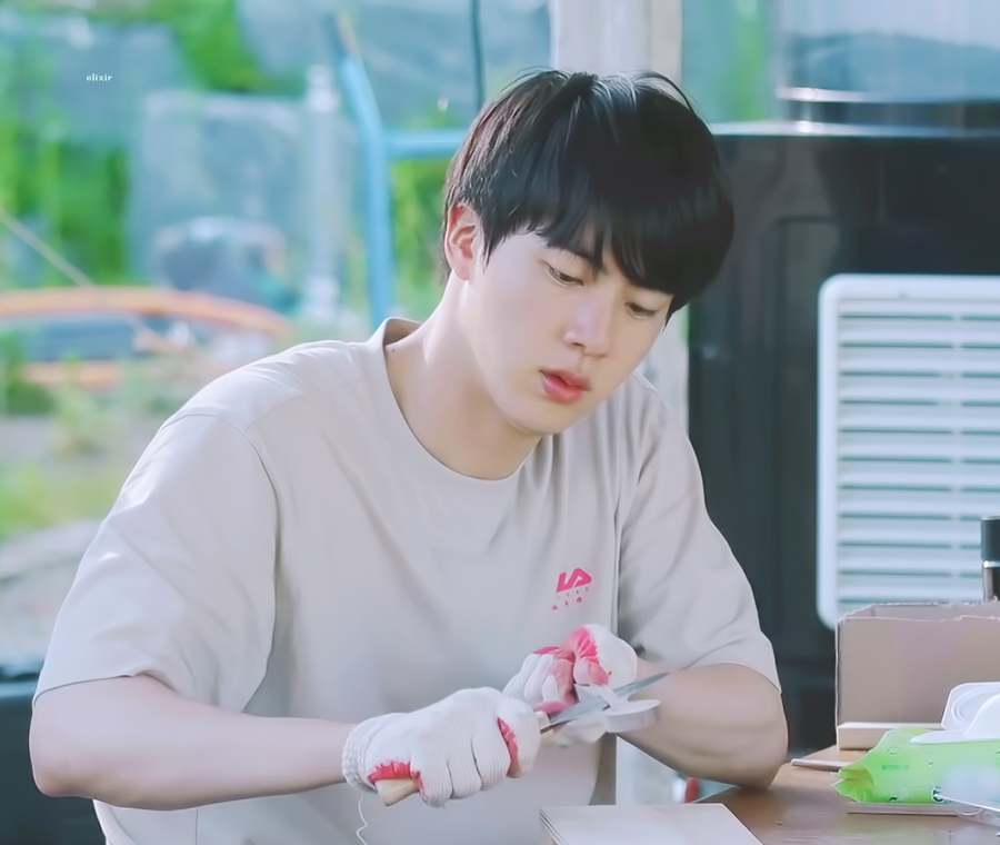 우드카빙에 집중한 석진이 잘생긴것좀봐 - 진(BTS) 카테고리