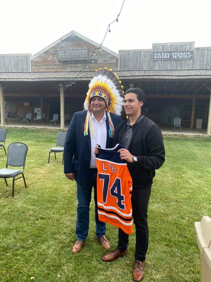 EricJFriesen's tweet photo. Ethan Bear will be an ambassador for a project that aims to serve Indigenous communities lacking access to medical care in Saskatchewan.

Bear met with STC Chief Mark Arcand and some young #Oilers fans in Saskatoon yesterday.

He's a pretty easy guy to cheer for. https://t.co/cVnzH8Msoz
