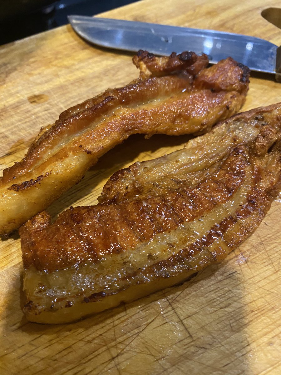 Fight4Fat's tweet photo. วิธีทำง่ายมากๆ แล่หมูสามหนา 1 cm เอาหนังออก (ถ้าชอบหนังก็ไม่ต้องเอาออกนะ) หมักด้วยน้ำปลาอย่างเดียวเลย ย้ำน้ำปลาห้ามเยอะเด็ดขาด ถ้าหมู 1 กก น้ำปลาสัก 2-3 ชต ก็พอค่ะ หมักไว้ 1 ชม เอาออกไปตากแดด จบเลยจ้า ทานกับข้างเหนียวข้าวสวยก็ฟินทั้งนั้น ทำเก็บไว้ในตู้เย็นได้นานเลยค่ะ ♥️ https://t.co/vUtcF15b4c