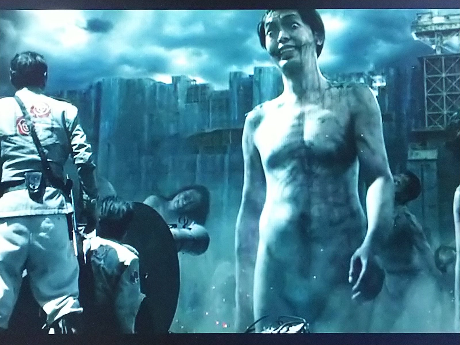 ゆめ Ry トムこそカリスマ W A Twitteren 酷評の嵐 だった実写版 前編 をようやく消化 アニメの実写なんて突っ込みどころ我慢しないと どの作品も見てられませんねwwwはまり役はハンジくらい 瀧はこの頃には既に白い粉を なんてこった 進撃の巨人