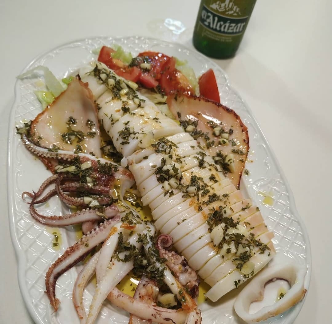 Un delicioso calamar a la plancha y una rica #Alcázar, nuestra cerveza de Jaén🍺💚
¡Plan perfecto el que nos proponen en Restaurante Abrehui!🤩

#Bevald #Cerveza #Jaén #Hostelería #CervezaDeLeyenda #FuerzaBar